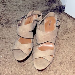 8 1/2 nude wedges in perfect condition!
